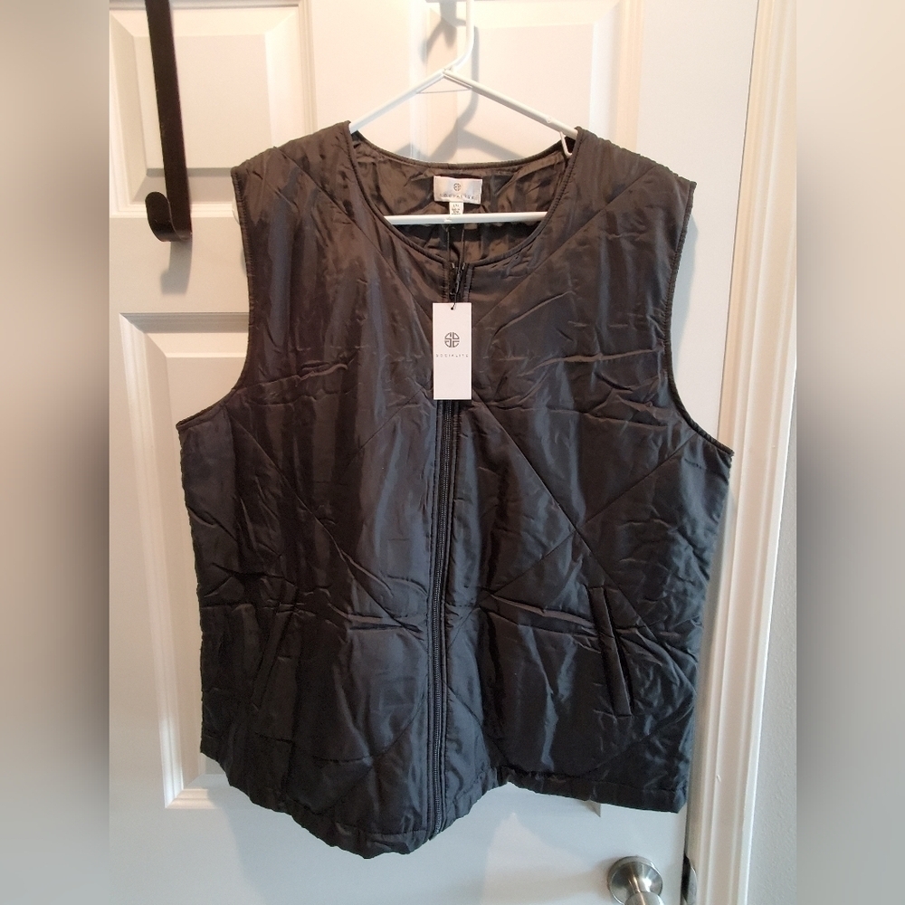 Socialite sz large/ extra large black vest NWT. packable. lightweight